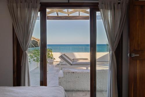 图卢姆卡内可海滩海滨生态酒店的一间卧室享有海滩美景