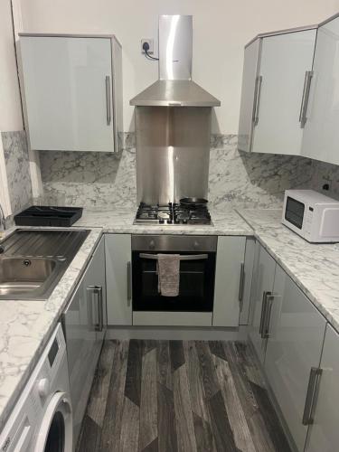 Kuchyň nebo kuchyňský kout v ubytování Luxury 3 bed house