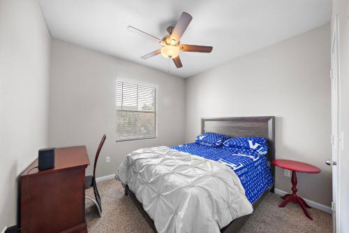 Un dormitorio con una cama y un ventilador de techo. en Peaceful Apartment, en Houston