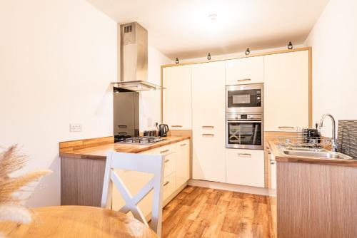Η κουζίνα ή μικρή κουζίνα στο 4 bedroom town house- free parking, perfect for families and contractors