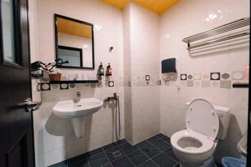 a bathroom with a toilet and a sink at 玉井拱月民宿 in Yujing