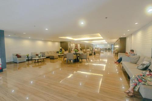 Ruang duduk di Cozy Crash Pad A Laughter Friendly Makati 2270 Gym swim park 300 mbps