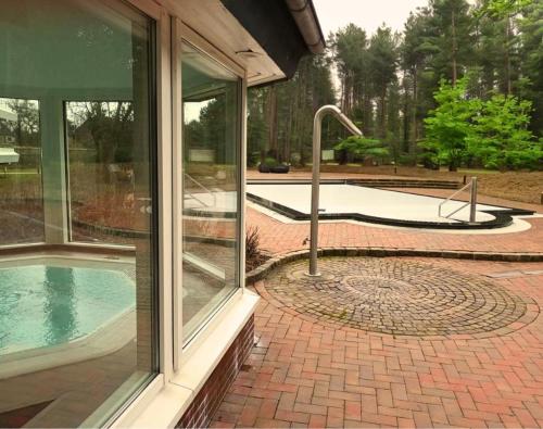 une vue d'une piscine à travers une fenêtre dans l'établissement Residenz-Am-Wald-Nr-2-0, à Sankt Peter-Ording