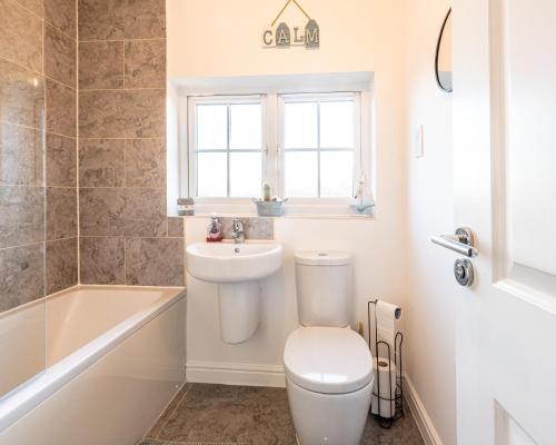 Ένα μπάνιο στο 4 bedroom town house- free parking, perfect for families and contractors