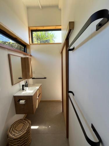 un bagno con lavandino e specchio di Lighthouse Beach cottage a Città del Capo