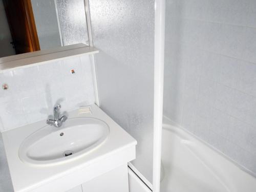 une salle de bain blanche avec un lavabo et une baignoire dans l'établissement Appartement 2 pièces avec parking privé à La Salle-les-Alpes - FR-1-762-41, à La Salle Les Alpes