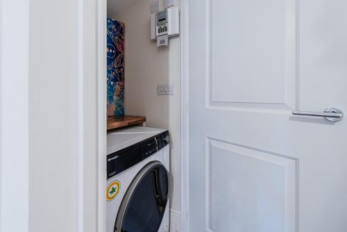 Φωτογραφία από το άλμπουμ του 4 bedroom town house- free parking, perfect for families and contractors στο Μάντσεστερ