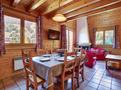 Photo de la galerie de l'établissement Charmant demi-chalet à La Clusaz pour 6 pers, parking, animaux admis, wifi - FR-1-818-87, à La Clusaz