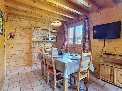 Photo de la galerie de l'établissement Charmant demi-chalet à La Clusaz pour 6 pers, parking, animaux admis, wifi - FR-1-818-87, à La Clusaz