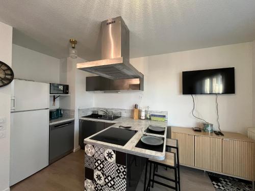 Il comprend une petite cuisine équipée d'une cuisinière et d'un réfrigérateur. dans l'établissement T3 Duplex La Teste, Terrasse, Parking Privé - FR-1-319-588, à La Teste-de-Buch