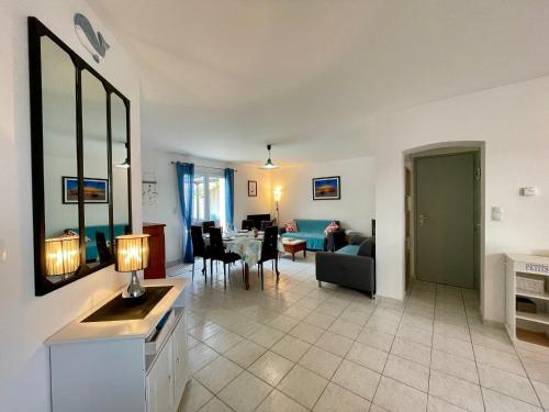 un salon avec un canapé et une salle à manger dans l'établissement Maison familiale 3 chambres avec jardin à 400m de la plage, accès WIFI - FR-1-231-333, à Bretignolles-sur-Mer