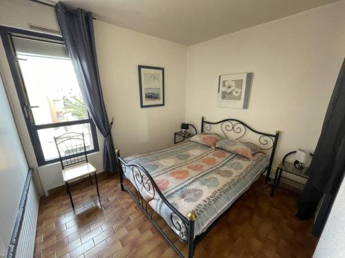 une chambre avec un lit et une fenêtre dans l'établissement Appartement centre port, terrasse, piscine, proche mer - FR-1-723-171, au Cap d'Agde