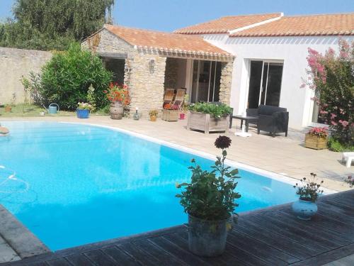 Photo de la galerie de l'établissement Maison de vacances 6 pers avec piscine à La Guérinière - FR-1-224B-240, à La Guérinière