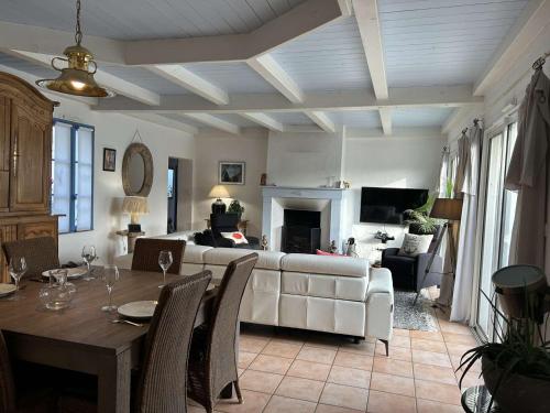 Photo de la galerie de l'établissement Maison de vacances 6 pers avec piscine à La Guérinière - FR-1-224B-240, à La Guérinière