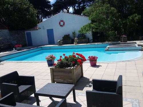 Photo de la galerie de l'établissement Maison de vacances 6 pers avec piscine à La Guérinière - FR-1-224B-240, à La Guérinière