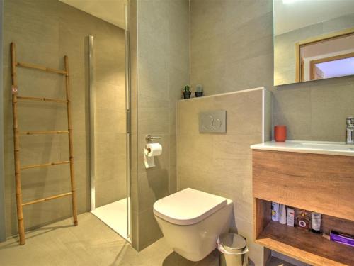 une salle de bain avec toilettes, douche et lavabo dans l'établissement Appartement moderne au centre de Morzine avec parking - FR-1-524-136, à Morzine