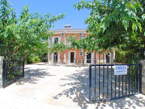 Το κτήριο όπου στεγάζεται  το διαμέρισμα