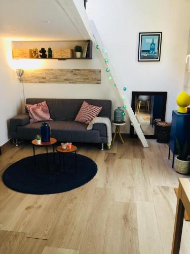un salon avec un canapé et une cheminée dans l'établissement Maisonnette centre au calme, à Nantes