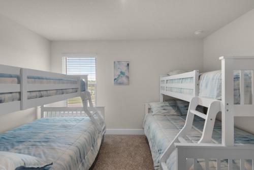 Sea Haven at Serenity - New large home with Golf Cart and game room just mins from Beach!にあるベッド