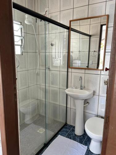 a bathroom with a shower and a toilet and a sink at La Mar Paraty Hospedaria 06 in Paraty