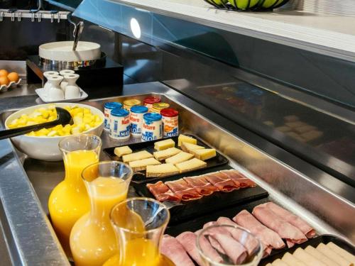 a buffet with a lot of food and drinks at ALTAMIRA (Paris Expo - Porte de Versailles) in Issy-les-Moulineaux