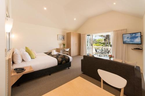 Una cama o camas en una habitación de Boathouse Resort Studios and Suites