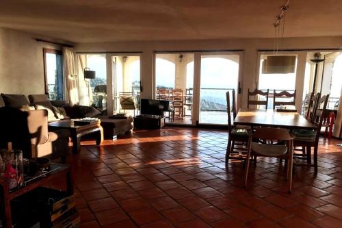 un salon avec un canapé et une table dans l'établissement House between the sea and the mountain, à San-Giovanni-di-Moriani