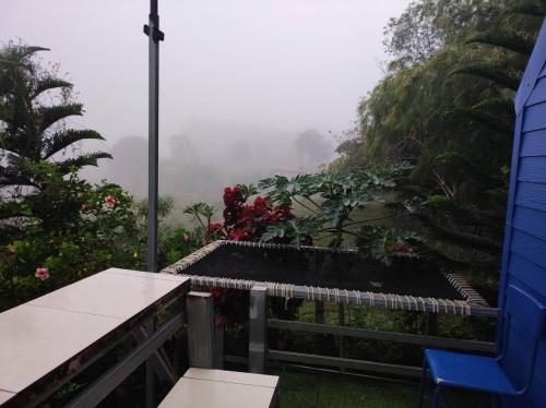 a balcony with a view of a mountain at หนาวกลางหมอกโฮสเตย์ เขาค้อ in Phetchabun