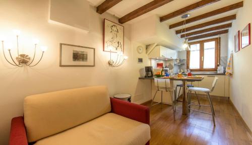 フィレンツェにあるSitornino Apartmentのソファとテーブルのあるリビングルーム