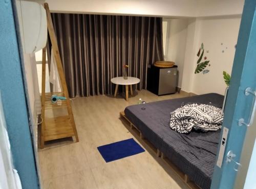 ホーチミン・シティにあるThe joys hostelのベッドとテーブルがある部屋