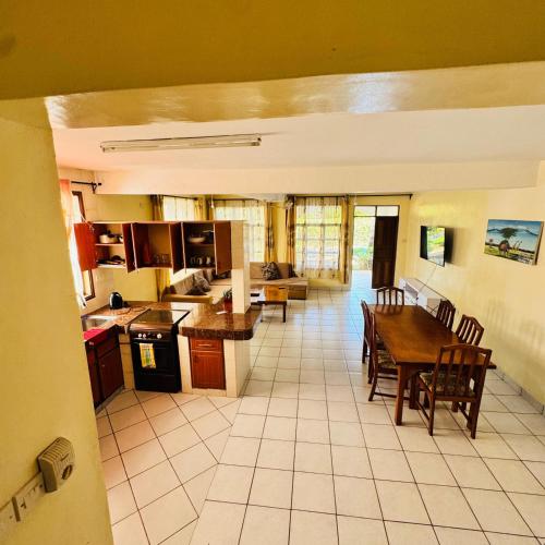 Η κουζίνα ή μικρή κουζίνα στο Diani Breeze Villas