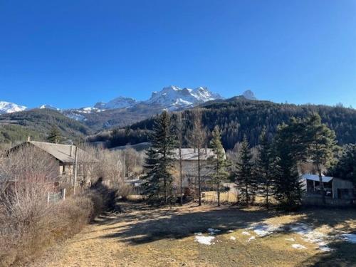 Charmant Studio avec Balcon et Parking à Barcelonnette - FR-1-804-50
