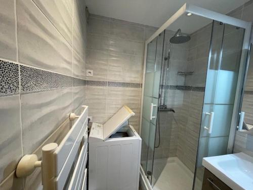 une salle de bain avec une douche, des toilettes et un lavabo dans l'établissement Charmant Studio avec Balcon et Parking à Barcelonnette - FR-1-804-50, à Barcelonnette