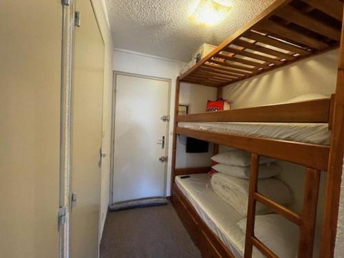 Cette chambre dispose de lits superposés avec 2 lits superposés et une porte. dans l'établissement Charmant Studio avec Balcon et Parking à Barcelonnette - FR-1-804-50, à Barcelonnette
