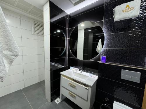 Ein Badezimmer in der Unterkunft Albatros Premium Hôtel