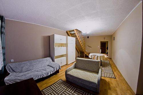 サノクにあるApartment Sweet Home Sanokのベッド、ソファ、椅子が備わる客室です。