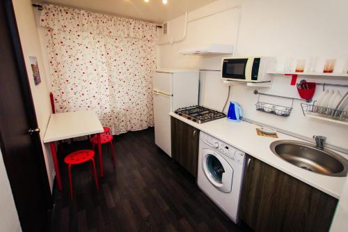 モスクワにあるStudio Apartmentの小さなキッチン(シンク、洗濯機付)