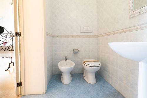 a bathroom with a toilet and a sink at Palazzo Insula in Gallipoli