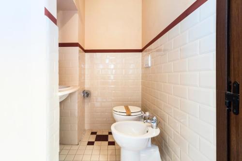 a small bathroom with a toilet and a sink at Palazzo Insula in Gallipoli