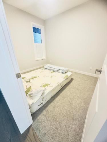 Postel nebo postele na pokoji v ubytování Private room Minutes to Calgary airport YYC, Downtown, Banff