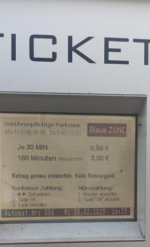 a sign in a window that says ic exit at Wohnung in Leoben Zentrum Zwischen Hauptplatz und Stadtpark in Leoben