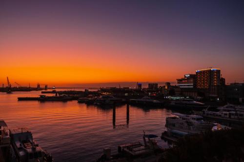 فندق إيست تشاينا سي في جزيرة إيشيغاكي: غروب الشمس على الميناء مع القوارب في الماء