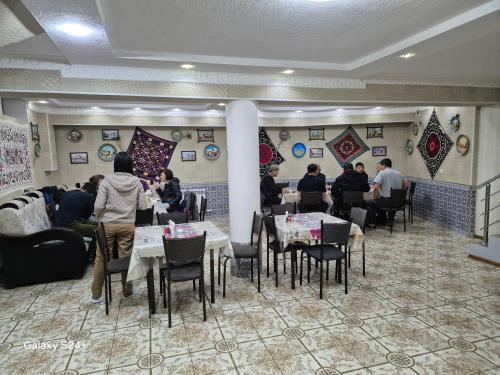 Restaurant o un lloc per menjar a HOTELVAZIRA