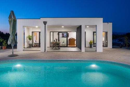 Akadia holiday kuća za odmor sa bazenom