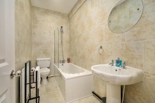 Ένα μπάνιο στο 2 Bedroom Home Leeds Contractor Stay Free Parking WIFI & Netflix