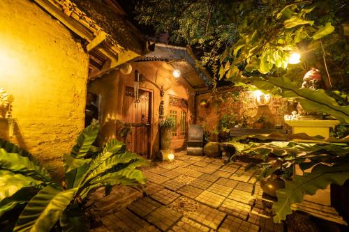 a room with a courtyard with green plants in it at Cool House Cabana in Kamburugamuwa