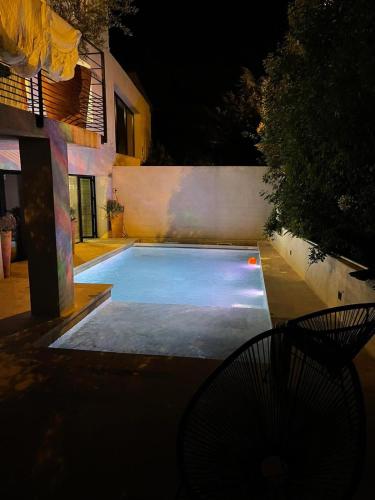 une piscine dans un jardin la nuit dans l'établissement Maison Aix en Provence, à Aix-en-Provence