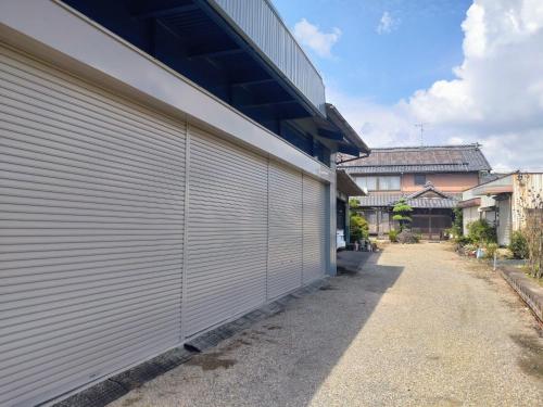 a garage door on the side of a house at 岐阜羽島の隠れ家 古民家cocone in Hashima