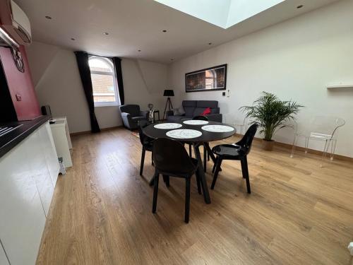 un salon avec une table et des chaises dans l'établissement Cityscape, à Arras