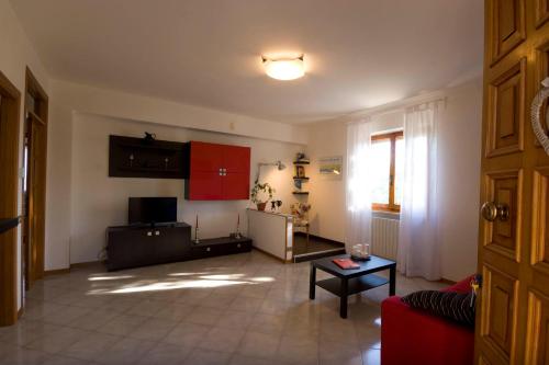 uma sala de estar com um sofá e uma mesa em Abbadia 14 em Osimo